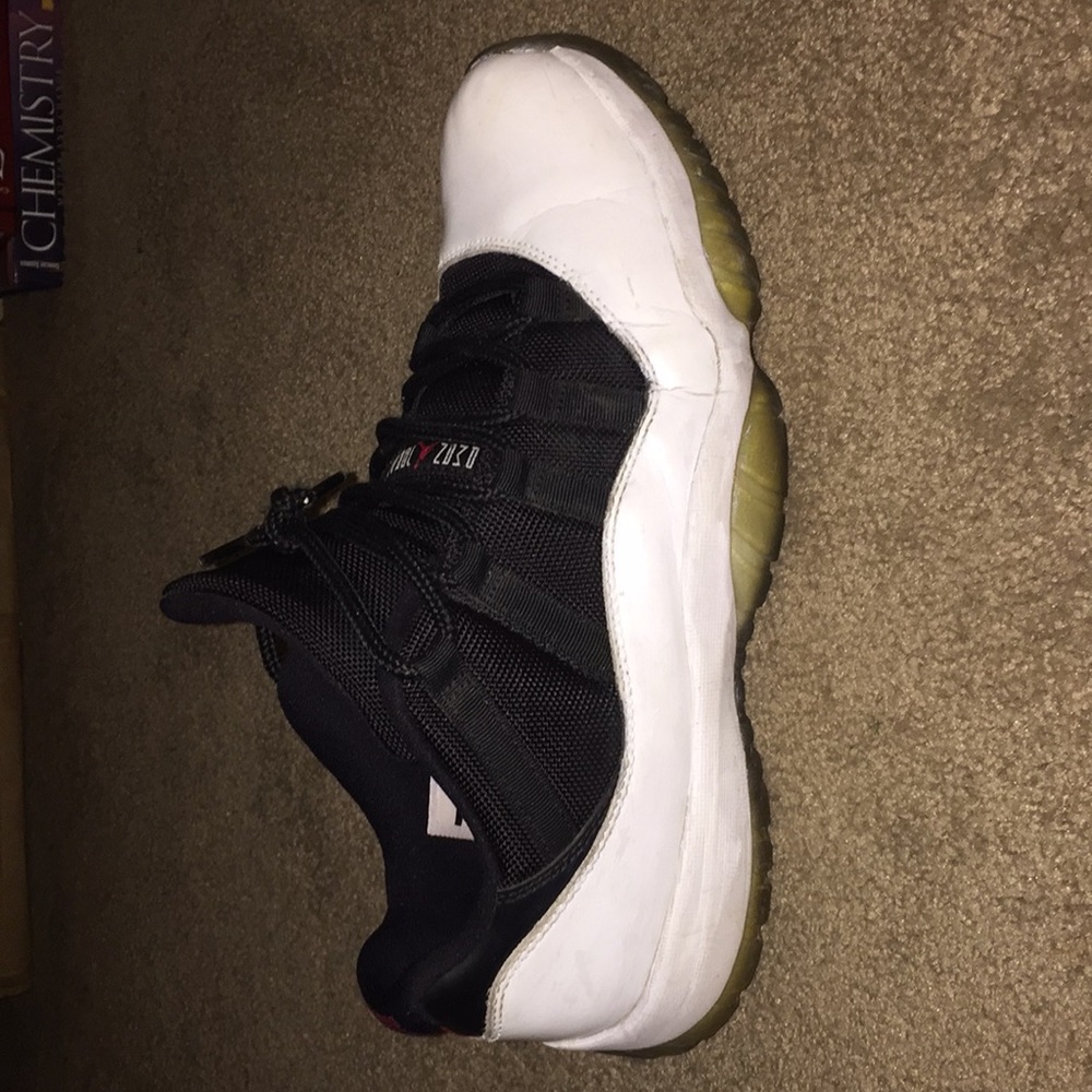 Jordan 11 Low Tuxedo